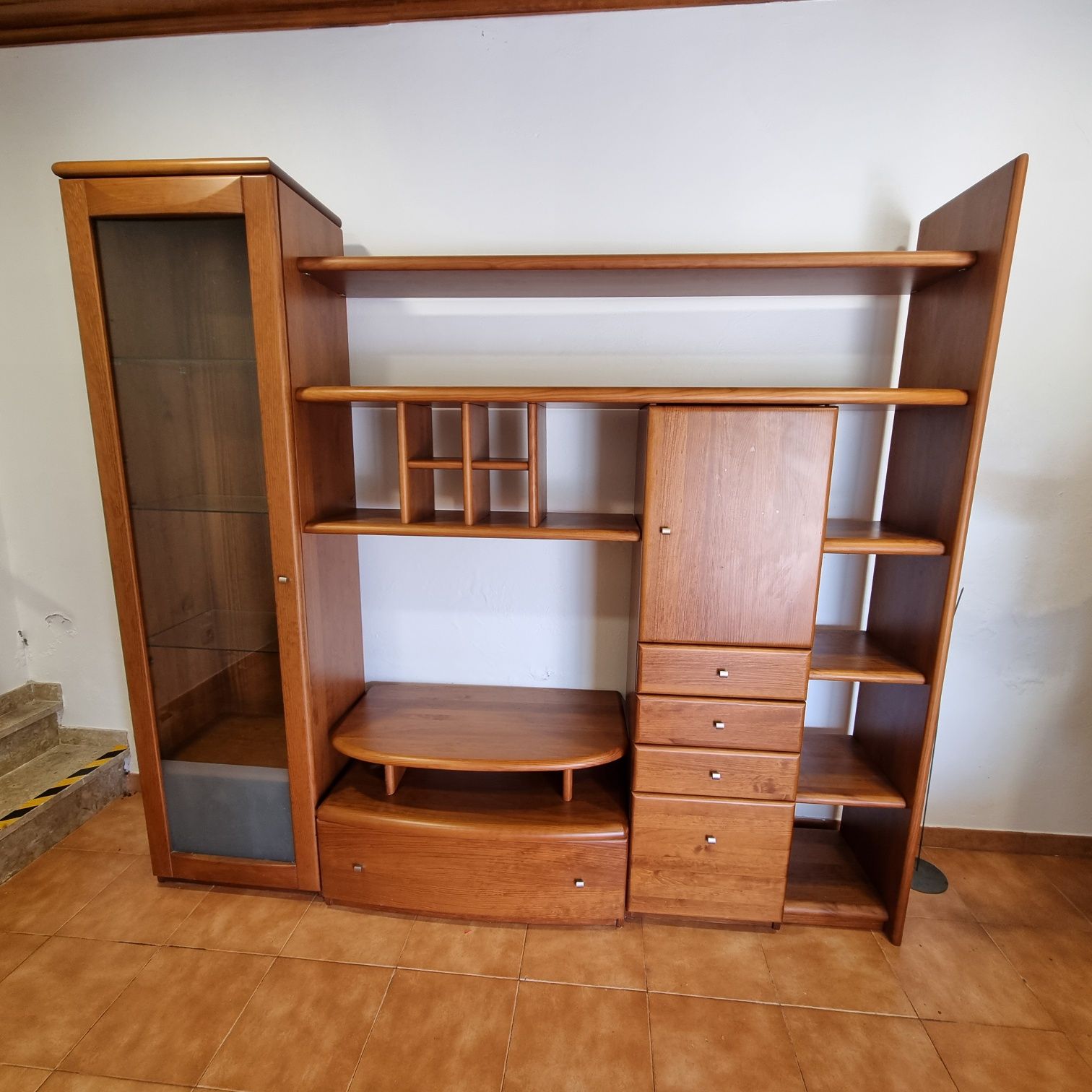 Móvel sala em pinho maciço com vitrine eletrificada