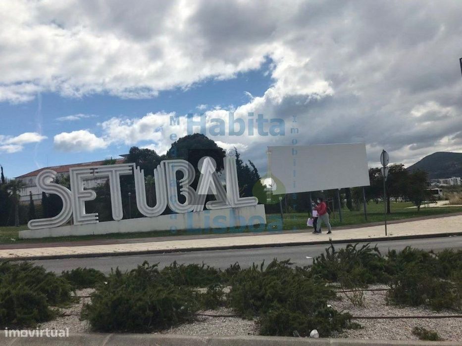T2 Remodelado em Setúbal - Conforto e Localização Privilegiada!