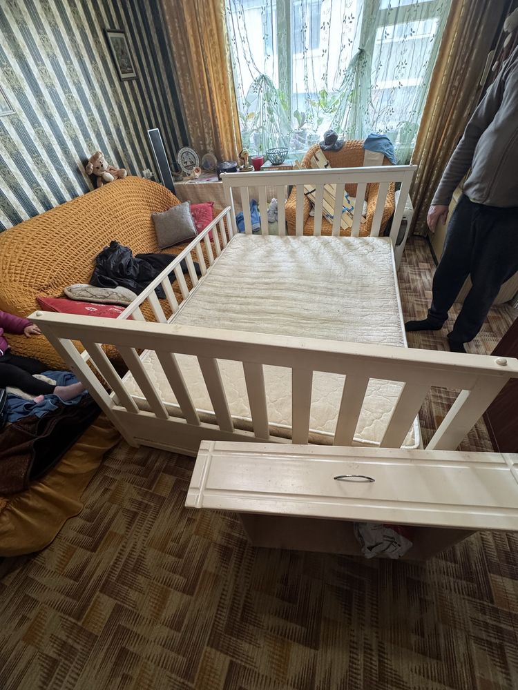 Продам кровать з матрасом