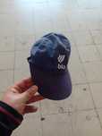 Um boné azul da marca robbia