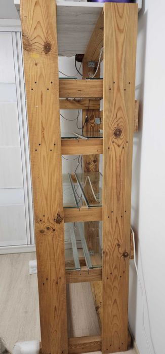 Дерев"яний стелаж з скляними полицями, лед стрічки