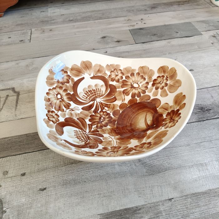 Patera owocarka na trzech nóżkach.