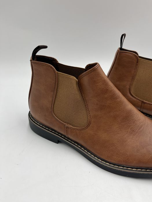 Męskie buty Chelsea Boots w kolorze klasycznego brązu.