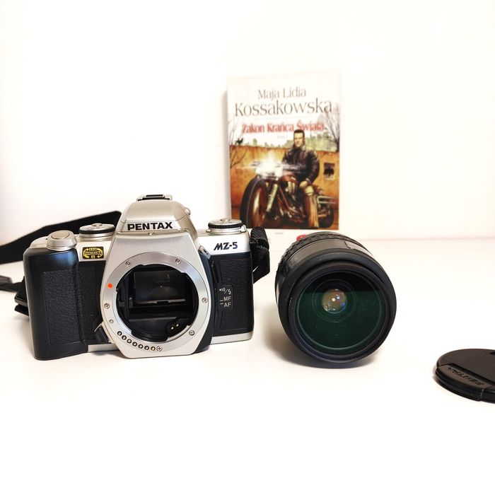 Uniwersalna lustrzanka analogowa PENTAX MZ 5 z lampą  NIKON SB 24