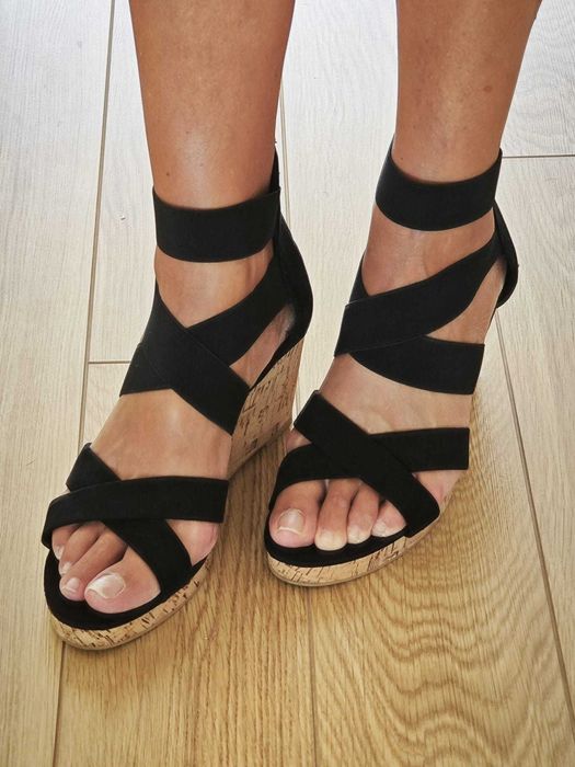 Sandálias pretas de salto alto em cunha