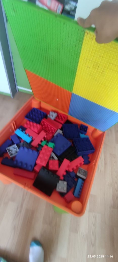 Stolik dla dzieci z krzesłami 2x środku jest LEGO