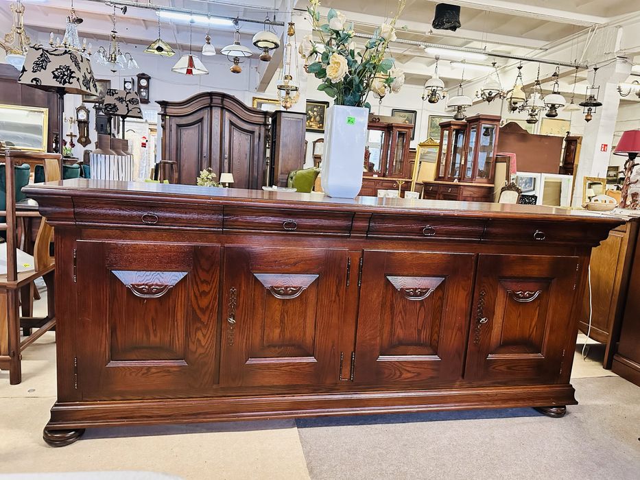 Elegancka i solidna komoda z delikatnymi rzeźbieniami :)