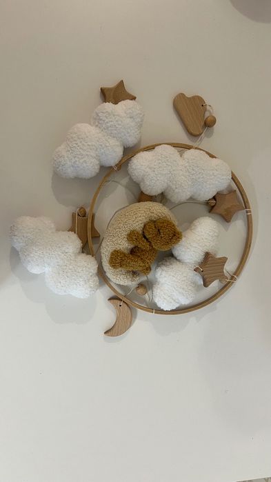 Мобіль дитячий плюшеві ведмедик і хмаринки деревʼяна основа