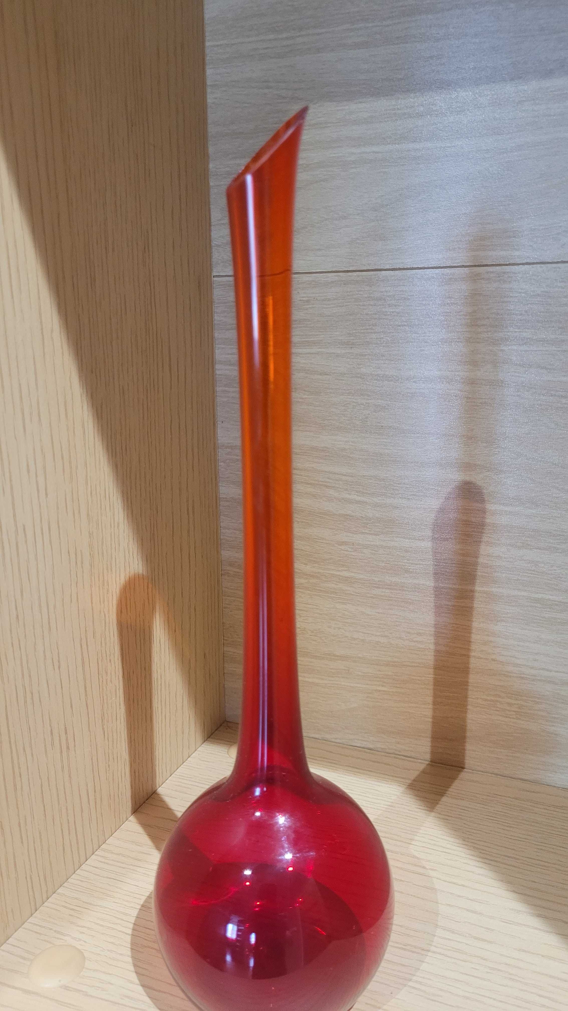 Szklany czerwony wazon
