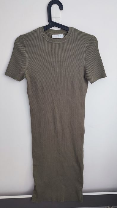 Dopasowana prążkowana sukienka khaki 70% wiskoza krótki rękaw wiosna