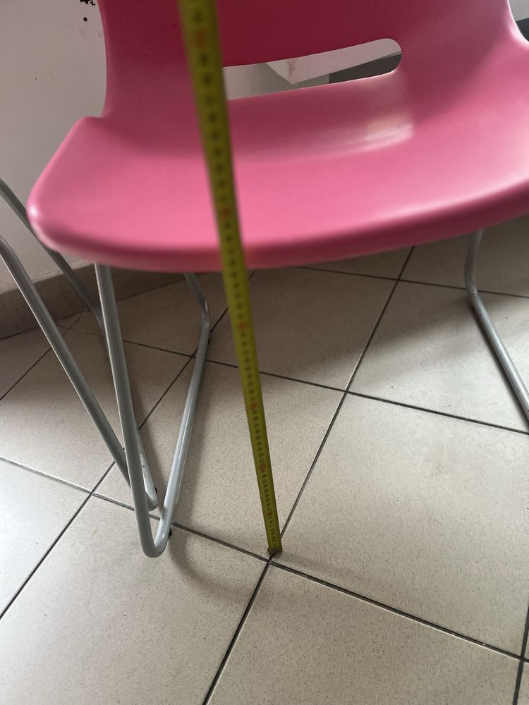 Dwa rózowych krzesła z IKEA