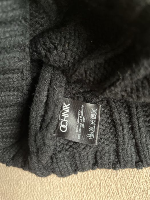 Czarna czapka Ochnik z pomponem jenot