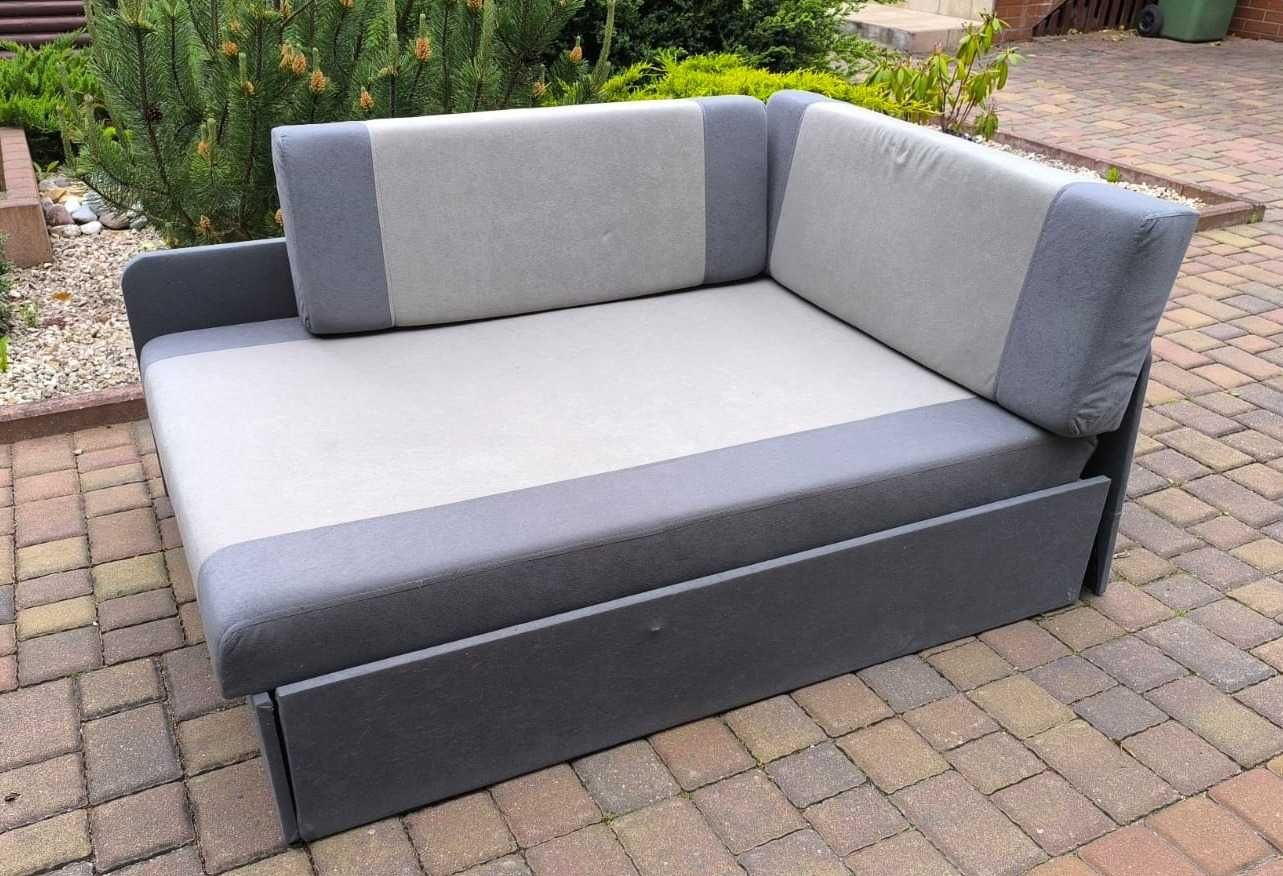 Rozkładana sofa i skórzany fotel