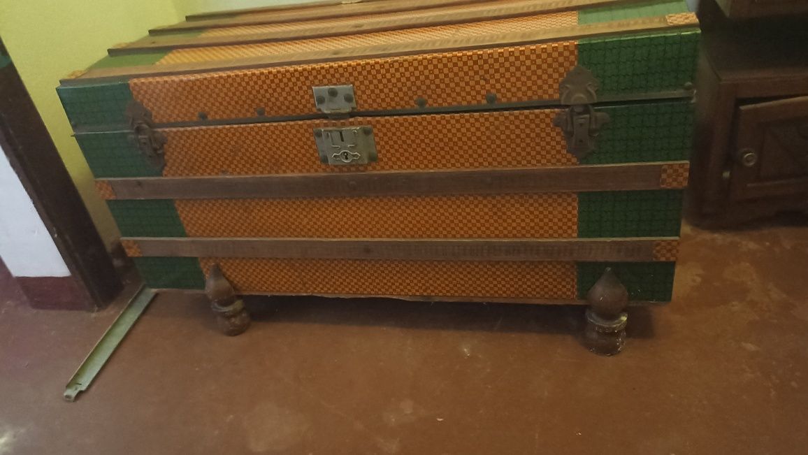 Arca antiga laranja