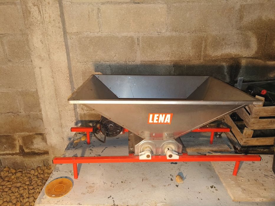 Cubas de vinho e esmagadora