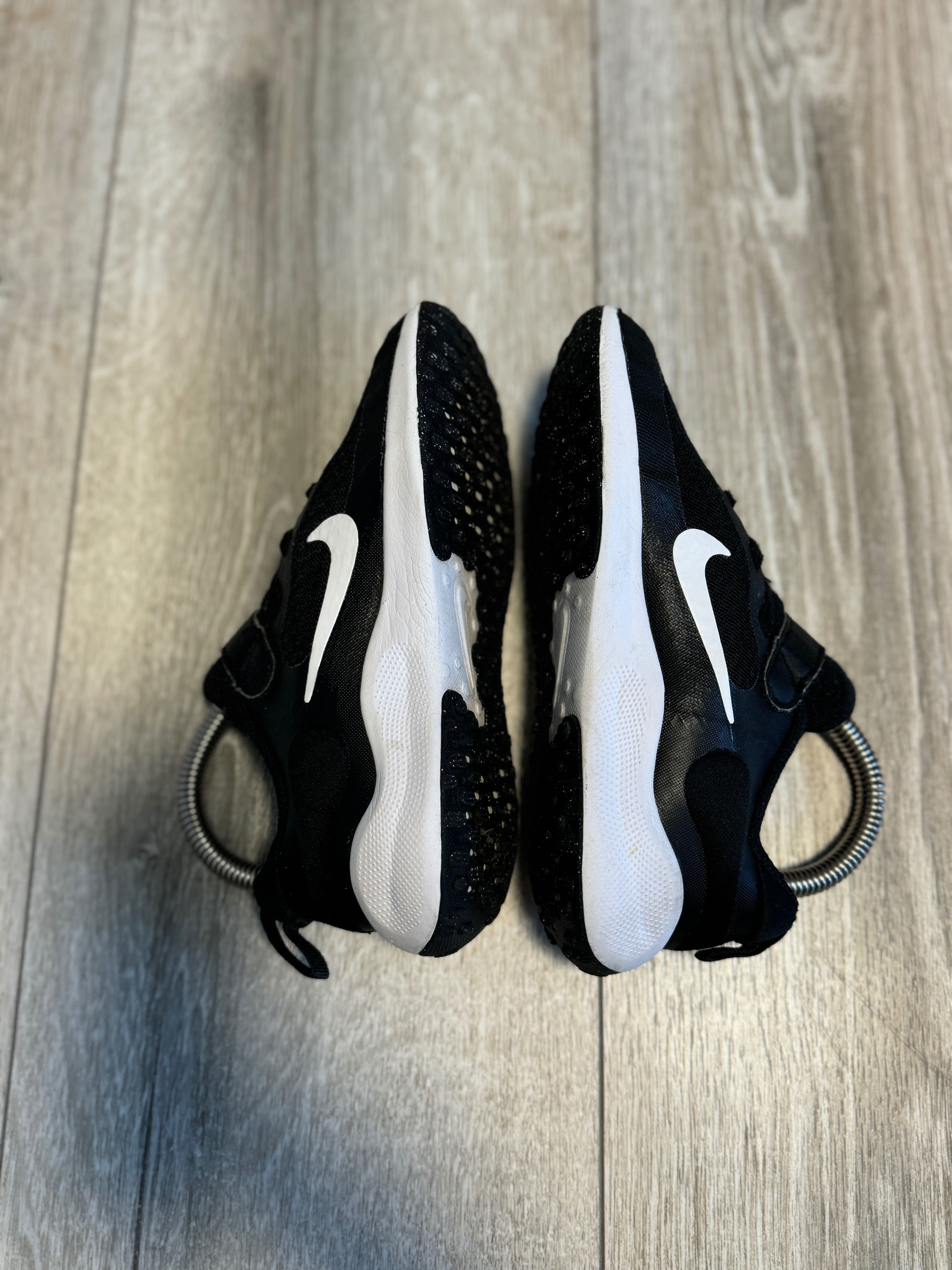 кросівки Nike Revolution 7
