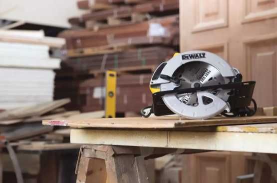 Пила дисковая, циркулярная пила DeWalt DWE 560 (1.35кВт, 184 мм, 65мм)