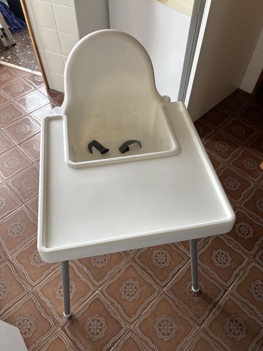 Cadeira ikea com tabuleiro