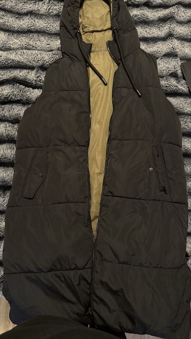 Жилетка жіноча подовжена нижче коліна з капюшоном чорна