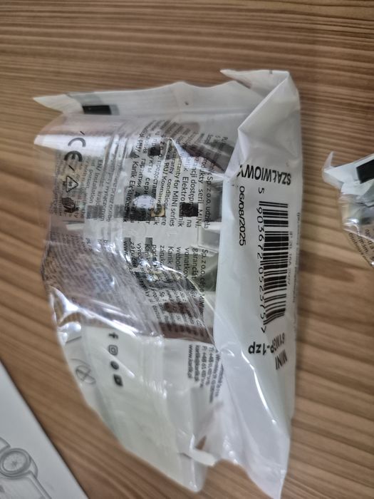 Karlik Trzy gniazda pojedyncze z ramką okrągłą seria MINI kolor szałwi