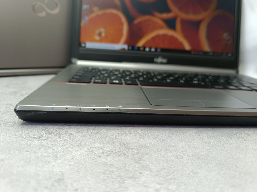 Ноутбук Fujitsu LIFEBOOK E746/i5-6200U/8/256/14 " HD/ОПТ/Роздріб