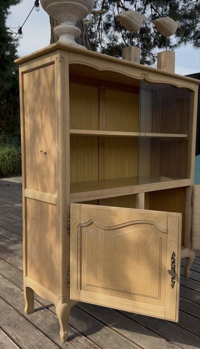 Biblioteczka z przesuwanymi szybami