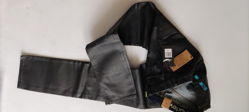 R. 30 Czarne męskie spodnie Black jeans marki Hurley Black