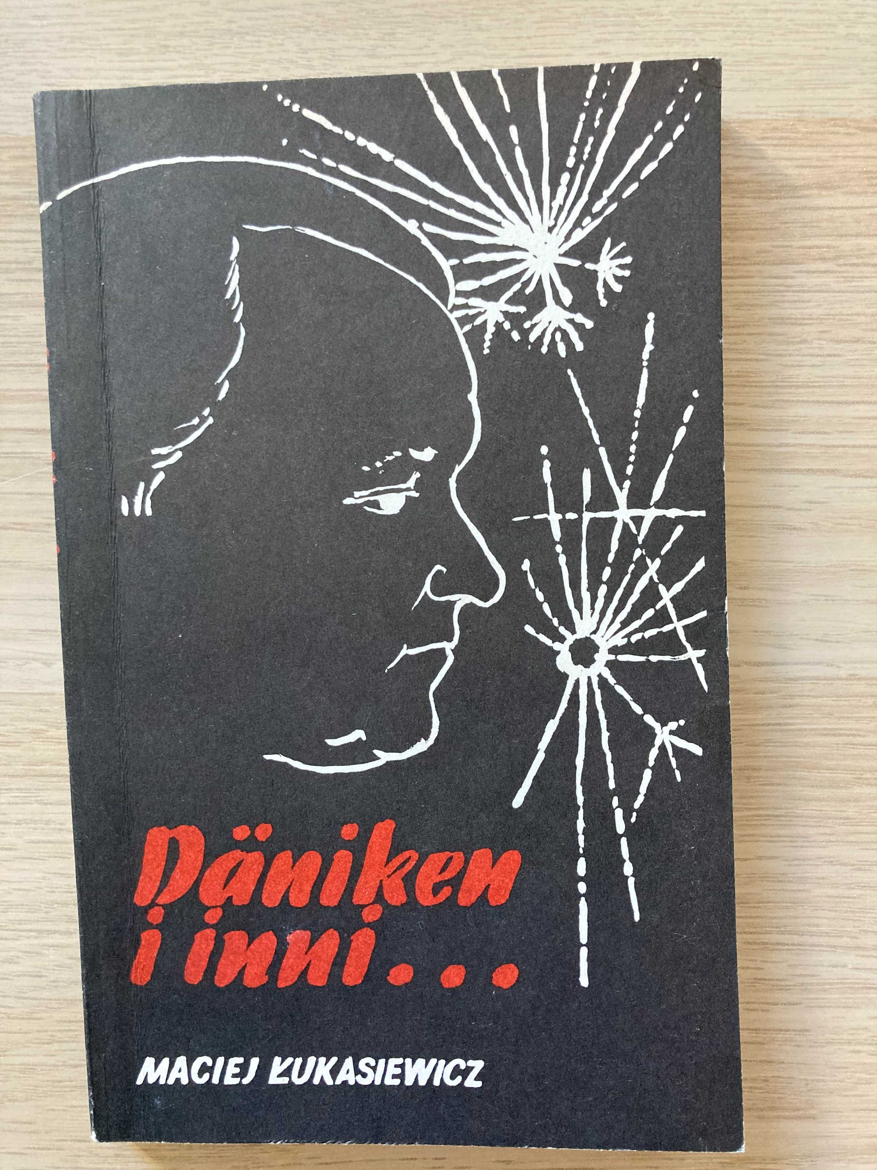 Daniken i inni -Maciej Łukasiewicz