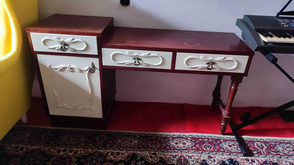 Toaletka retro rzeźbiona dwukolorowa stolik biurko z szafką drewniana