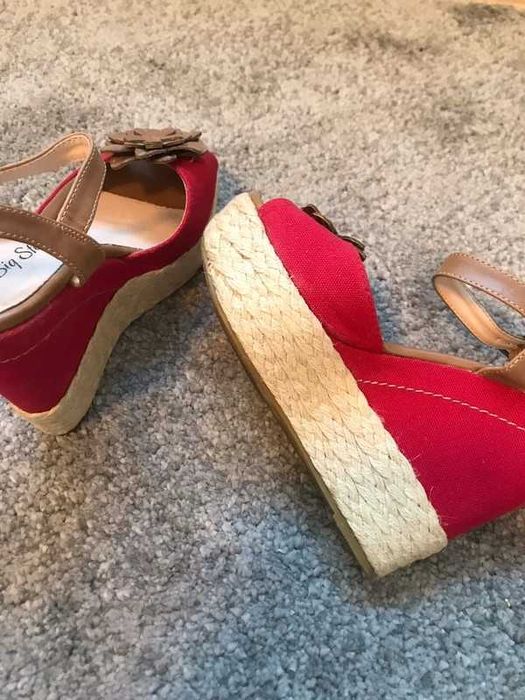 Piękne buty na wysokiej koturnie rozm 37