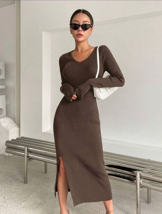 Вʼязана сукня міді з розрізом на стегна