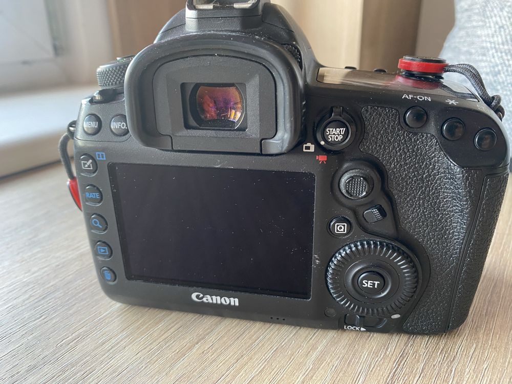 aparat Canon EOS 5D Mark IV + 4x Bateria + 4x CF &SD Cards