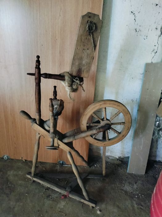 Starocie kufer, oficerki, kołowrotek