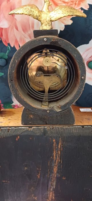 Piękny zegar bogato zdobiony