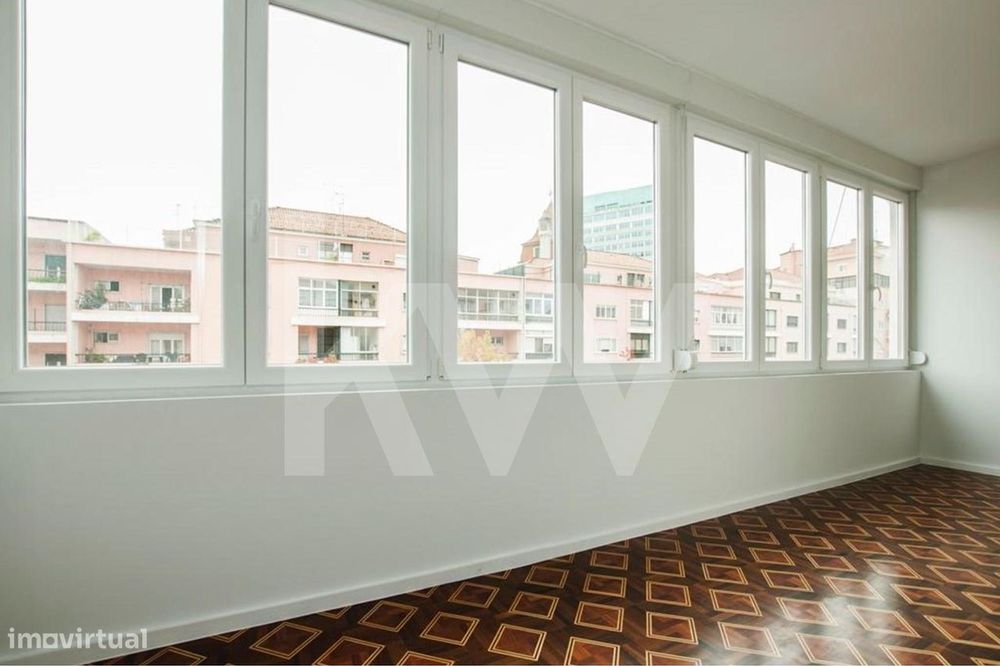 Apartamente Bastante Luminoso a poucos passos do Metro ( Linha Verde)