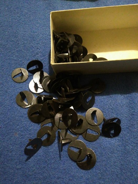 Кнопки металлические большие.