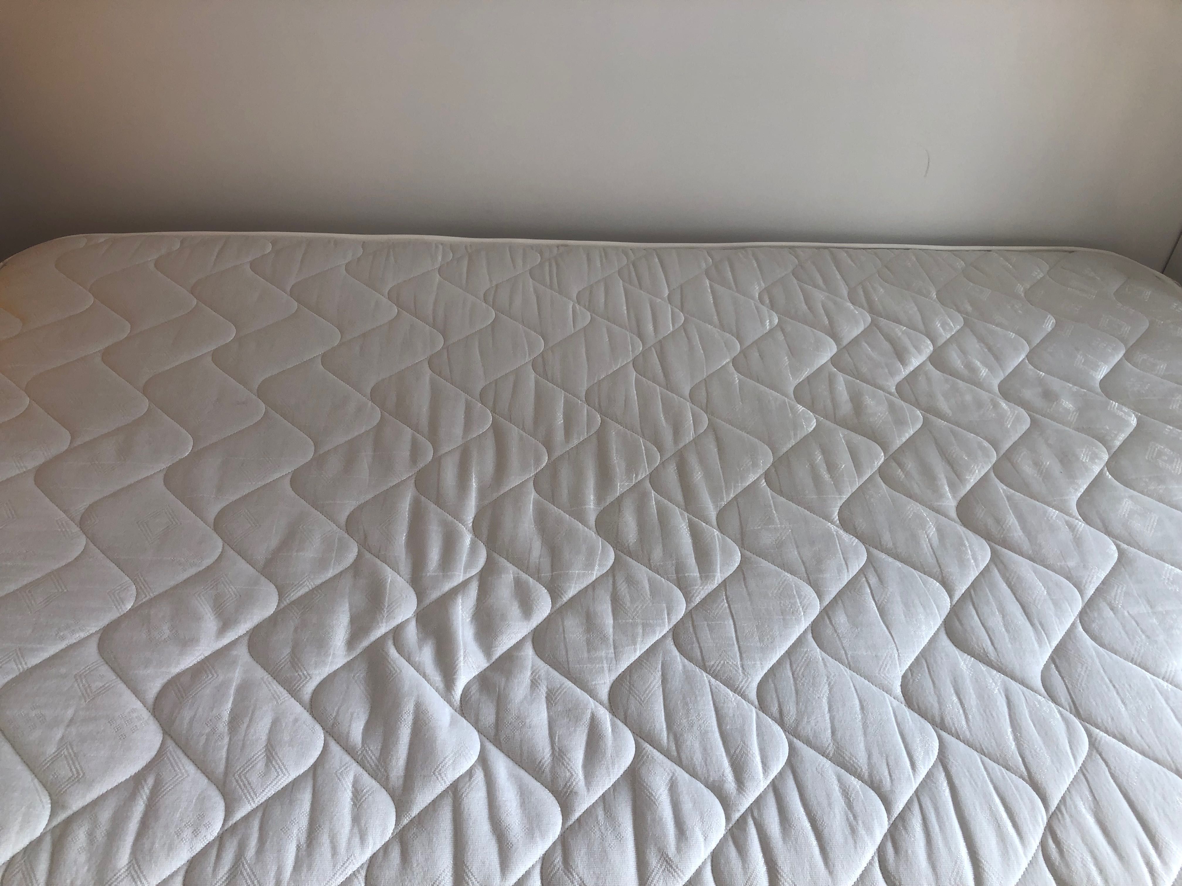 Cama com colchão