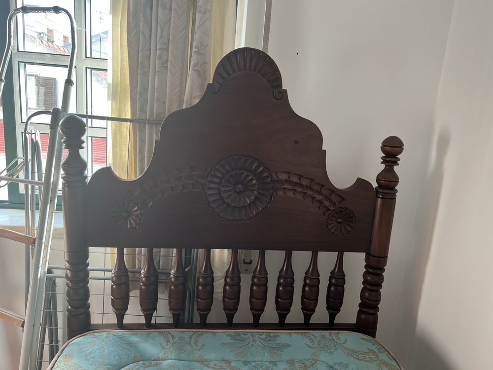 Cama solteiro antiga