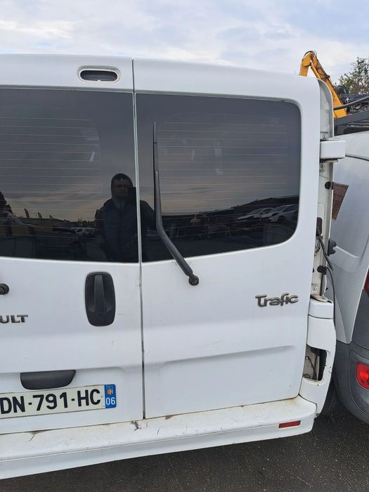 Renault Trafic II Vivaro II drzwi lewy tył  skrzydłowe z szybą ładne