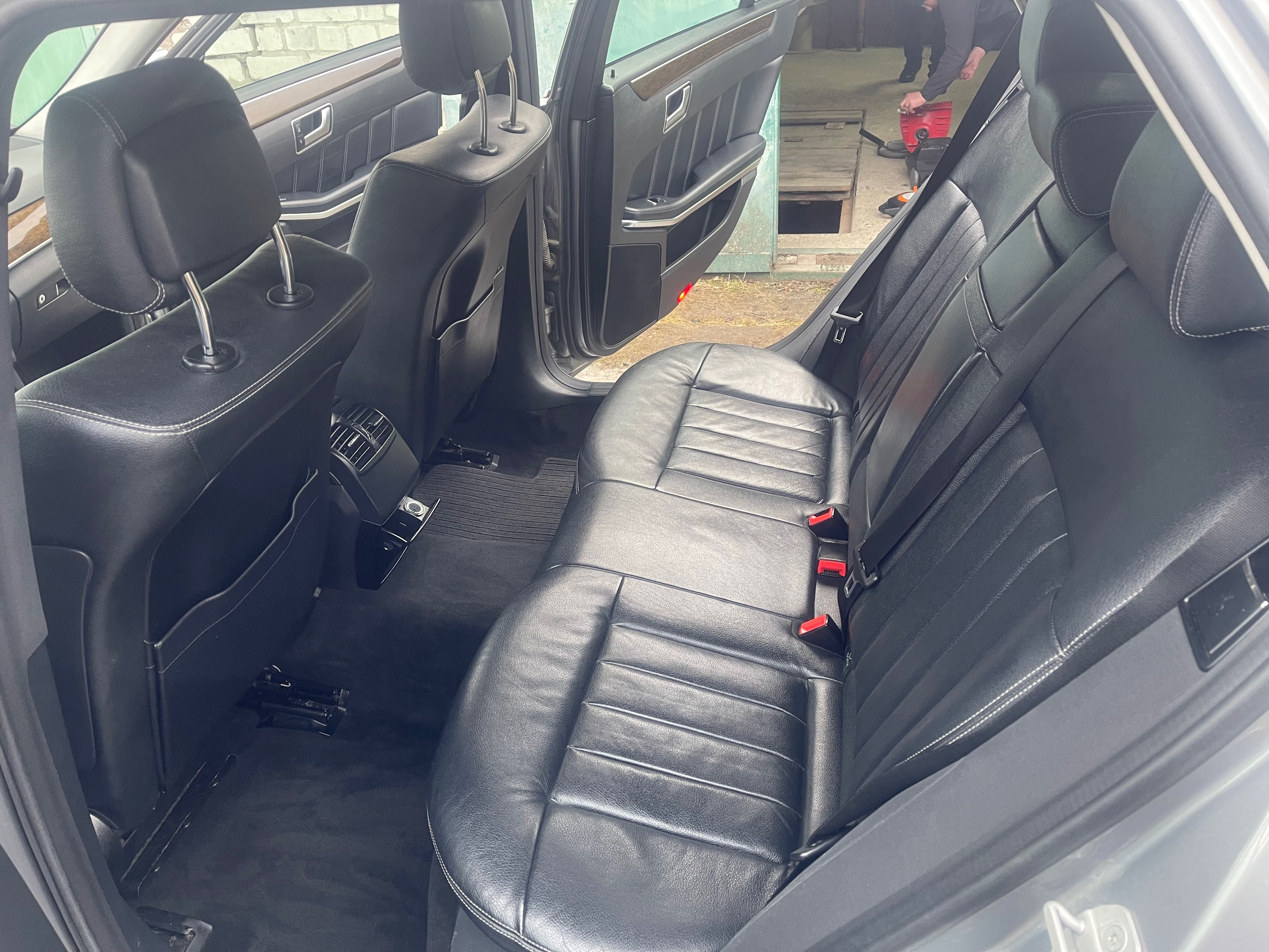 Легковий автомобіль Mercedes E200