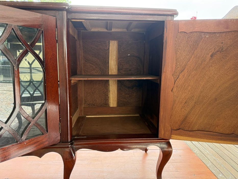 Móvel cristaleira antiga