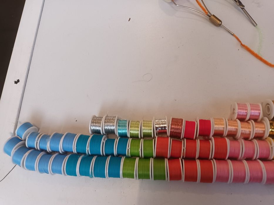 Szpule nici do wiązania much wedkarskich