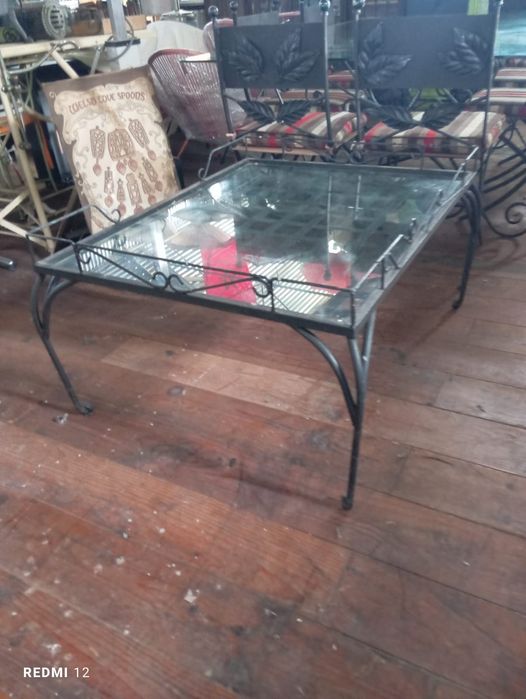 Mesa com tampo de vidro