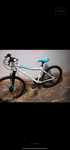 Bicicleta azul e branca de montanha