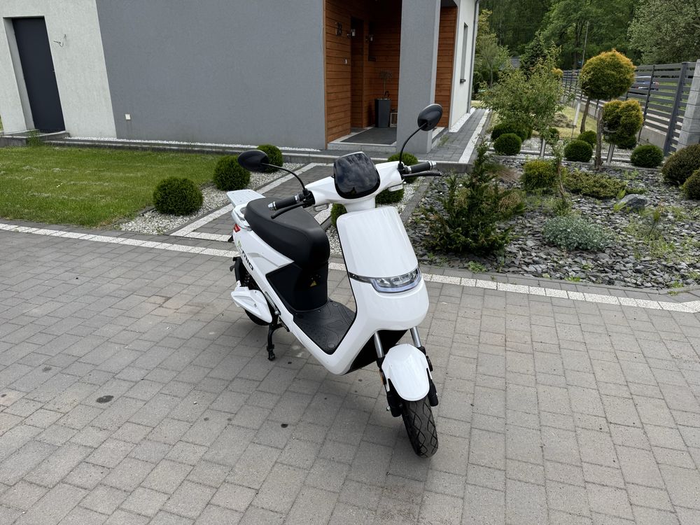 Skkiter elektryczny E-MIO Agile