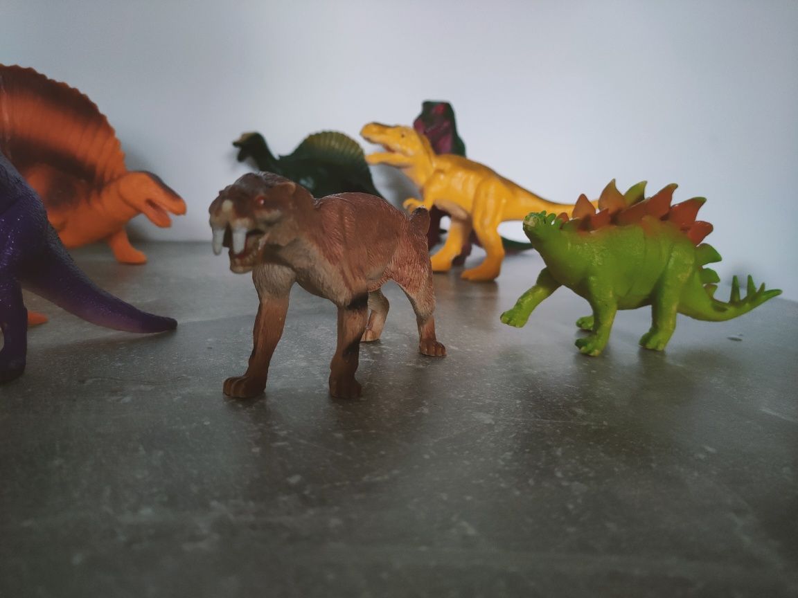 Zestaw dużych figurek dinozaurów