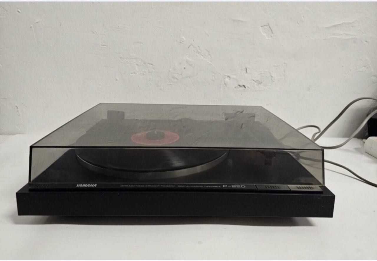 Gramofon półautomatyczny Yamaha P-220, wyprodukowany w Japonii