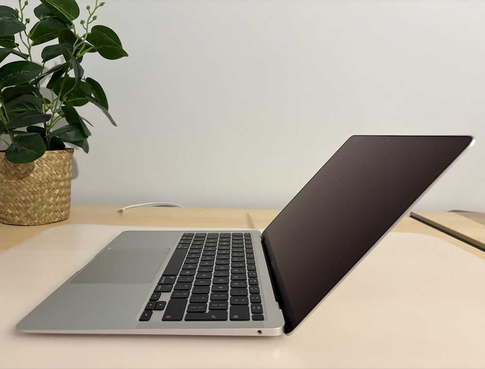 MacBook Air M1/16GB/256GB - stan idealny (37 cykli, bateria 96%)