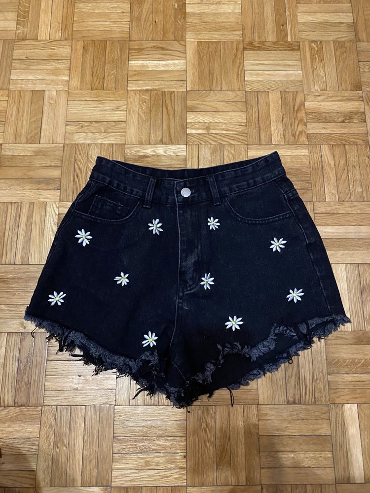 Nowe Czarne shorty spodenki jeansowe w kwiatki