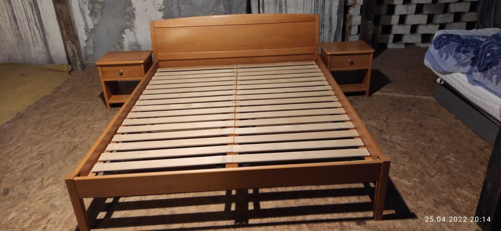 łóżko drewniane z szafkami